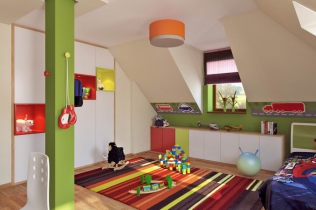 Dzieci i nastolatki w dobrze zaprojektowanej przestrzeni  – projekt wnętrza pracowni APP Trendy